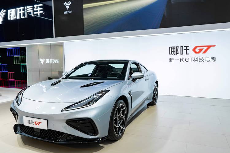 深圳161哪吒汽车在智能汽车领域的表现，领途汽车在新能源汽车市场中的影响力